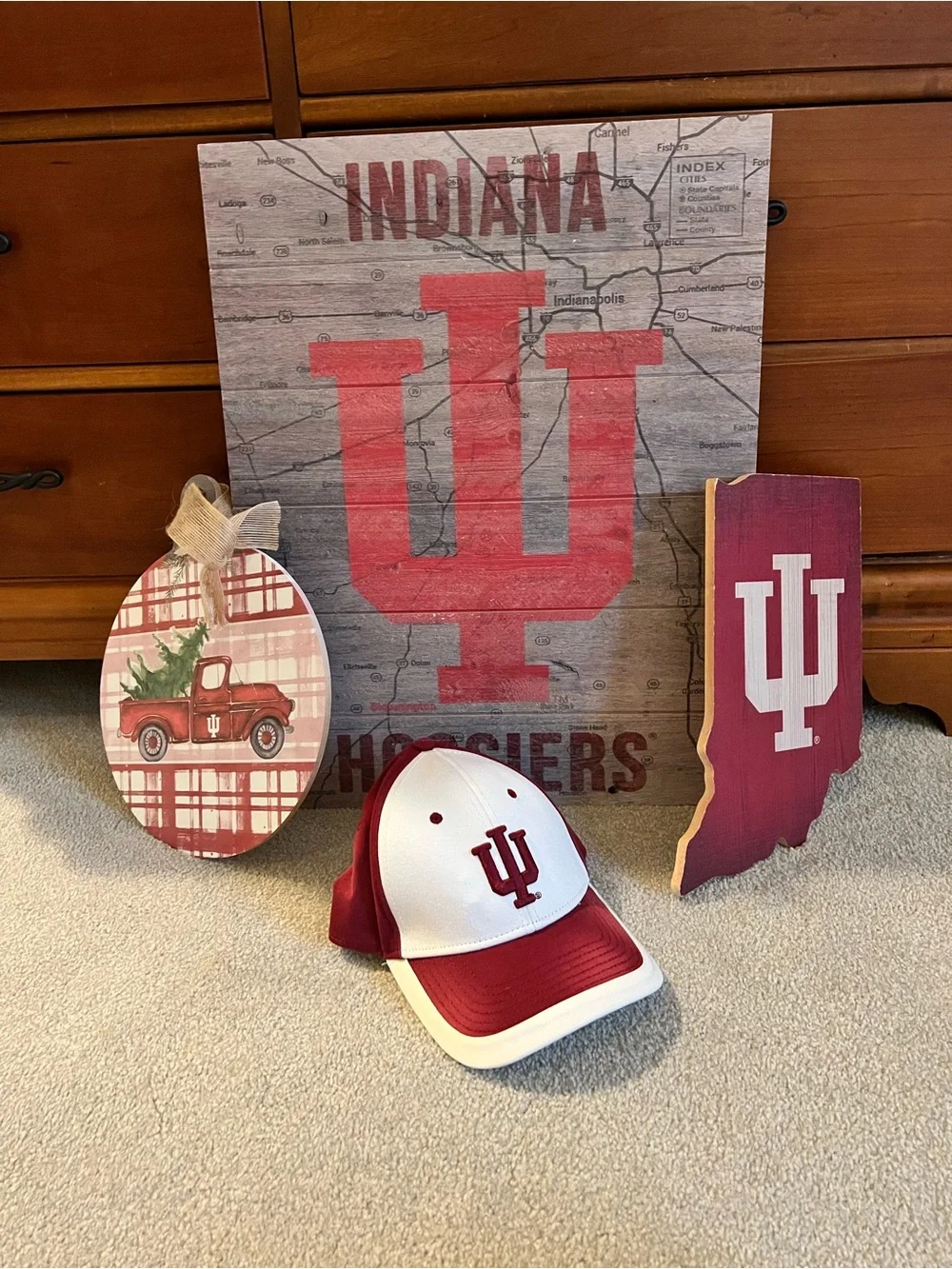 Indiana University Hoosiers Red and White Wall Decor Set & Hat